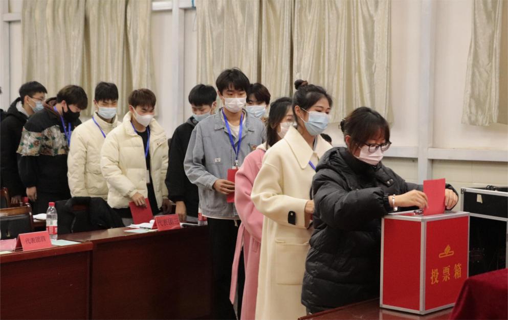 我校第十一次學(xué)生代表大會(huì)隆重召開