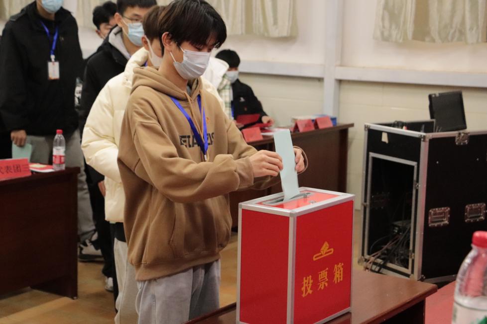 我校第十一次學(xué)生代表大會(huì)隆重召開