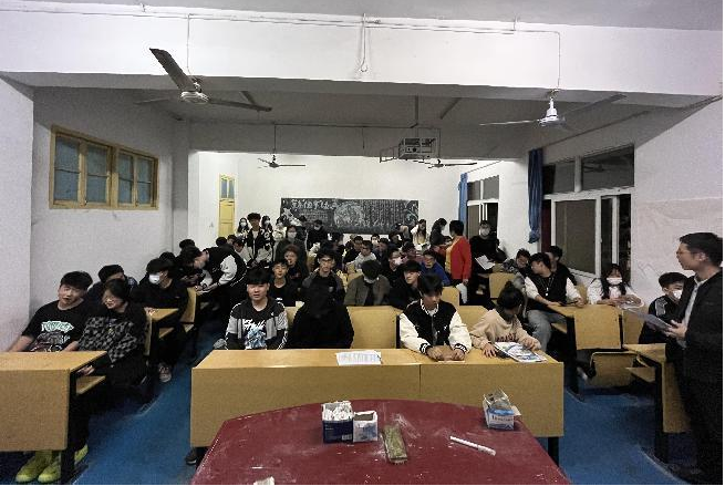 創(chuàng)造整潔環(huán)境 構(gòu)建安全寢室