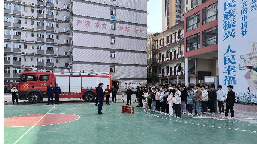 我校開展消防應(yīng)急演練