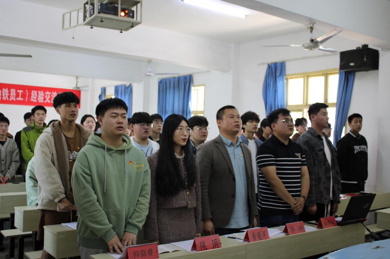 我校團委舉辦第三期團課結(jié)業(yè)典禮暨入團儀式 我校團委舉辦第三期團課結(jié)業(yè)典禮暨入團儀式