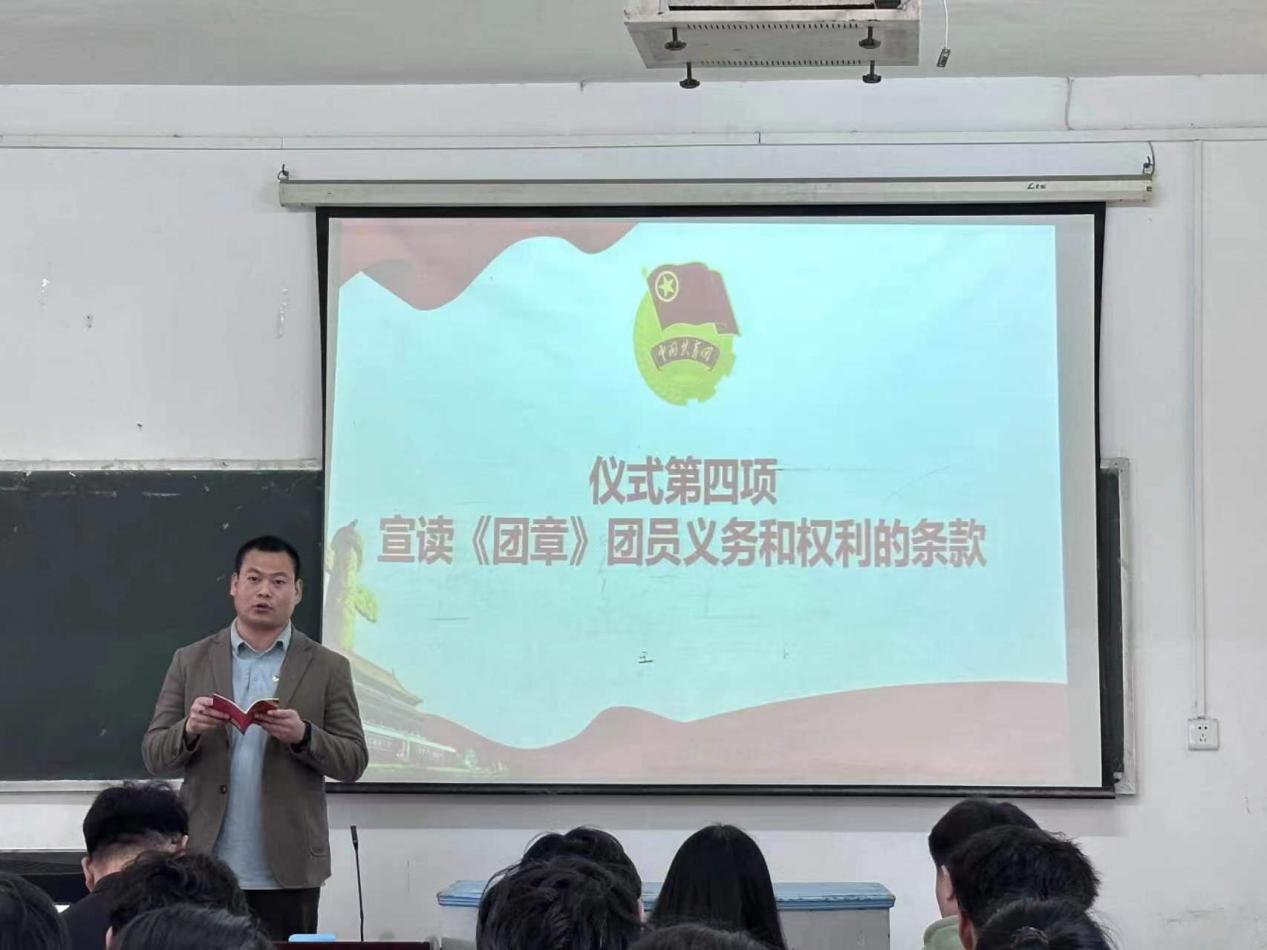 我校團委舉辦第三期團課結(jié)業(yè)典禮暨入團儀式 我校團委舉辦第三期團課結(jié)業(yè)典禮暨入團儀式