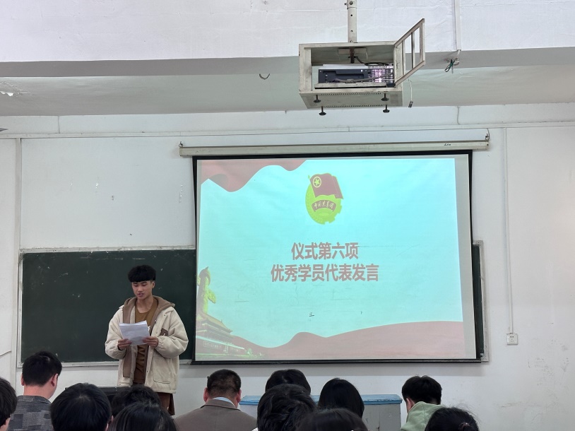 我校團委舉辦第三期團課結(jié)業(yè)典禮暨入團儀式 我校團委舉辦第三期團課結(jié)業(yè)典禮暨入團儀式