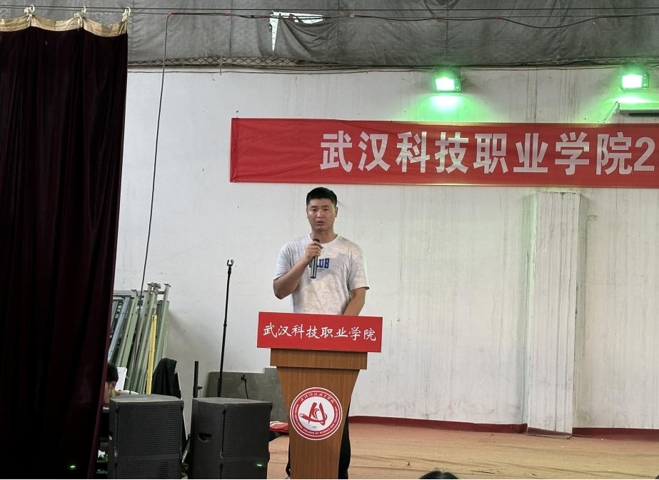 我校舉辦2022-2023學(xué)年“五四”表彰大會(huì)暨文藝匯演