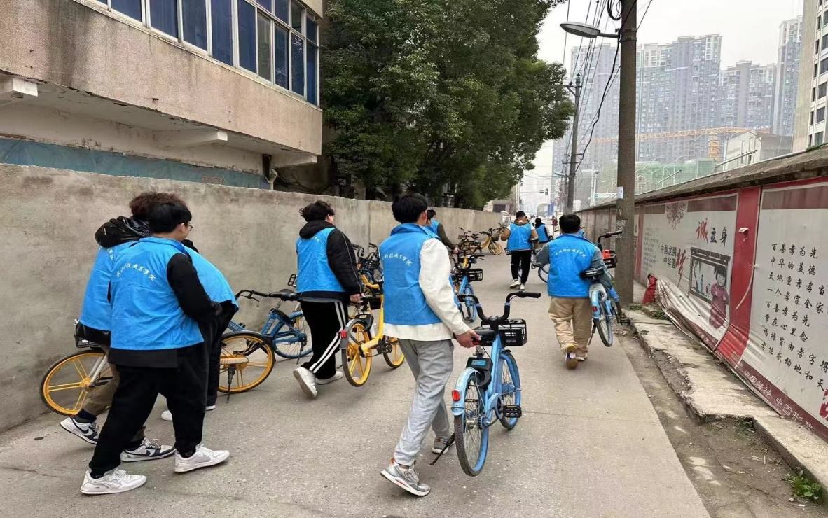 春風(fēng)萬丈驚蟄來，青春當(dāng)屬志愿紅