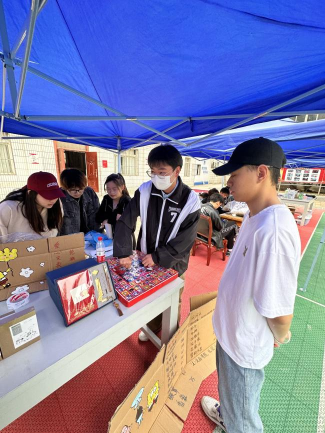 愛心物品傳遞，感恩氣息洋溢