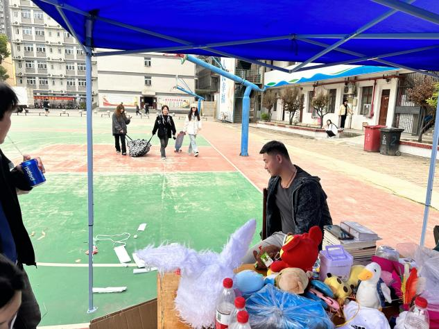 愛心物品傳遞，感恩氣息洋溢