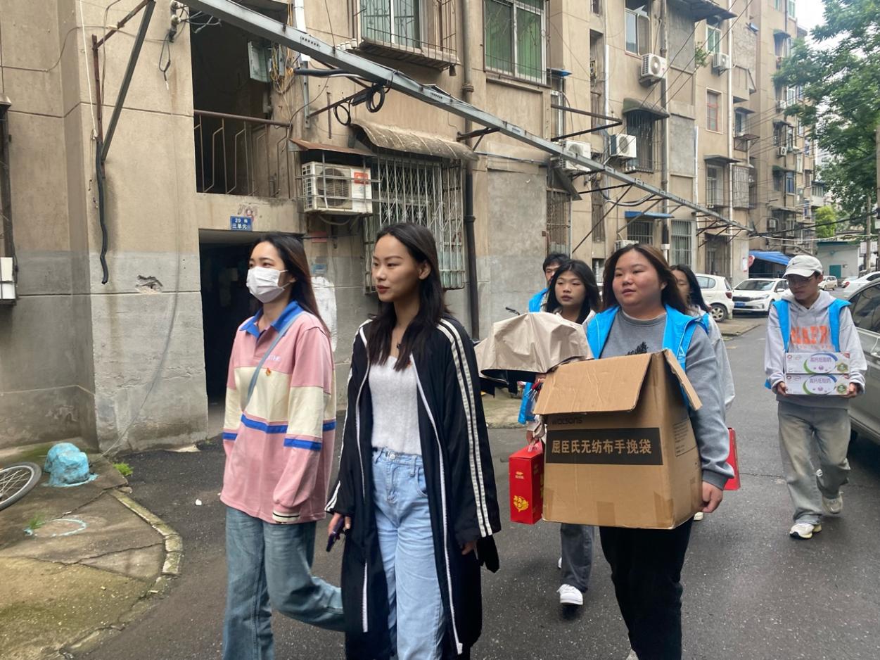 社會(huì)實(shí)踐|校團(tuán)委與中鐵花園社區(qū)開展“愛心接力，情暖社區(qū)”結(jié)對(duì)共建活動(dòng)   