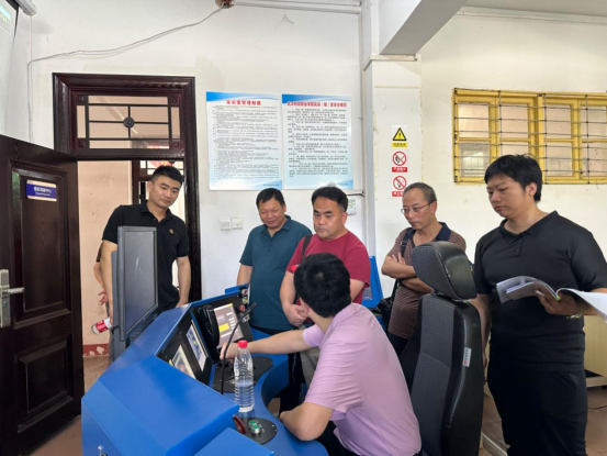 武漢光谷職業(yè)學(xué)院實(shí)驗(yàn)室安全檢查組 蒞臨我?，F(xiàn)場(chǎng)檢查