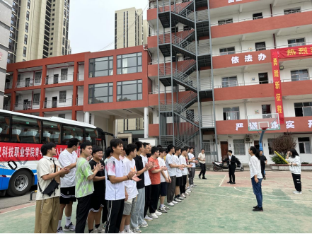 武科職學(xué)子開啟新征程：我院歡送學(xué)生赴企業(yè)實(shí)習(xí)就業(yè)！