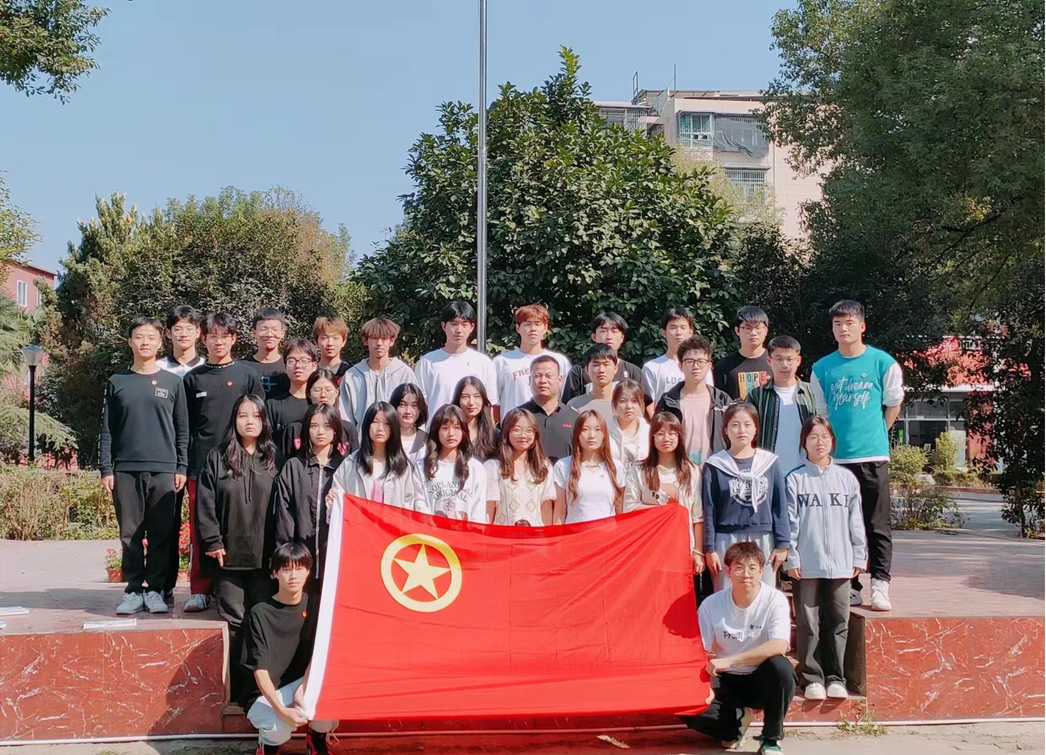 堅定不移跟黨走，青春奮進新征程 ——武漢科技職業(yè)學院第四期團課結(jié)業(yè)典禮暨入團儀式