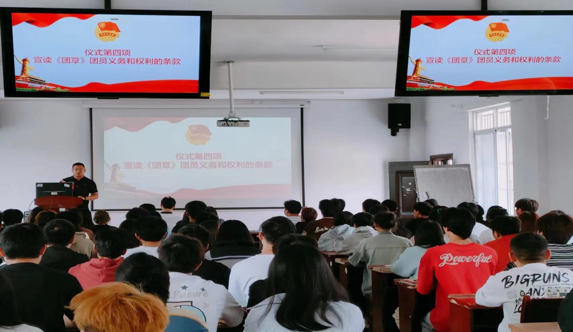 堅定不移跟黨走，青春奮進新征程 ——武漢科技職業(yè)學院第四期團課結(jié)業(yè)典禮暨入團儀式