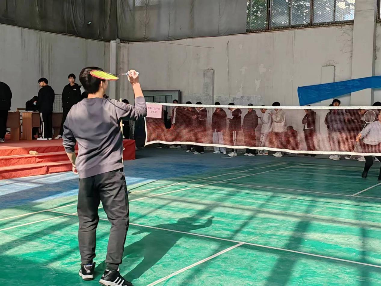 青春奮進新時代，運動逐夢向未來——武漢科技職業(yè)學院2023年秋季運動會暨教職工運動會