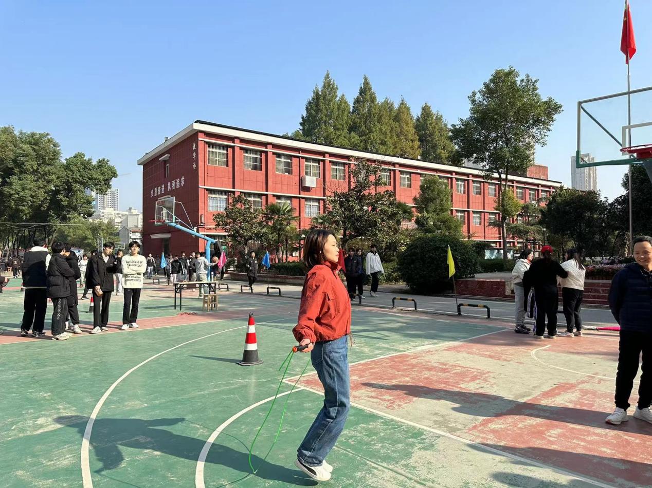 青春奮進新時代，運動逐夢向未來——武漢科技職業(yè)學院2023年秋季運動會暨教職工運動會