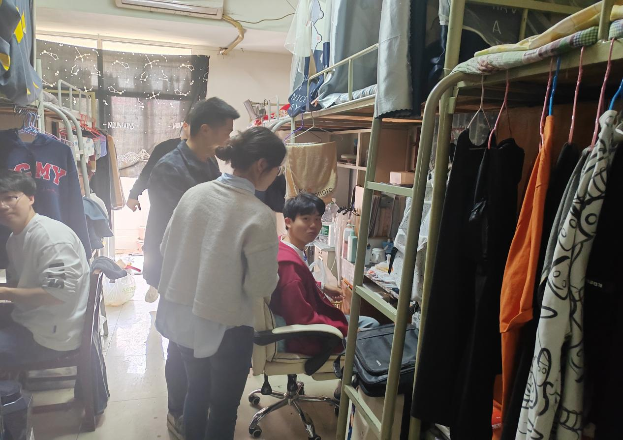 我校多部門聯(lián)合入寢開展安全檢查工作 我校多部門聯(lián)合入寢開展安全檢查工作