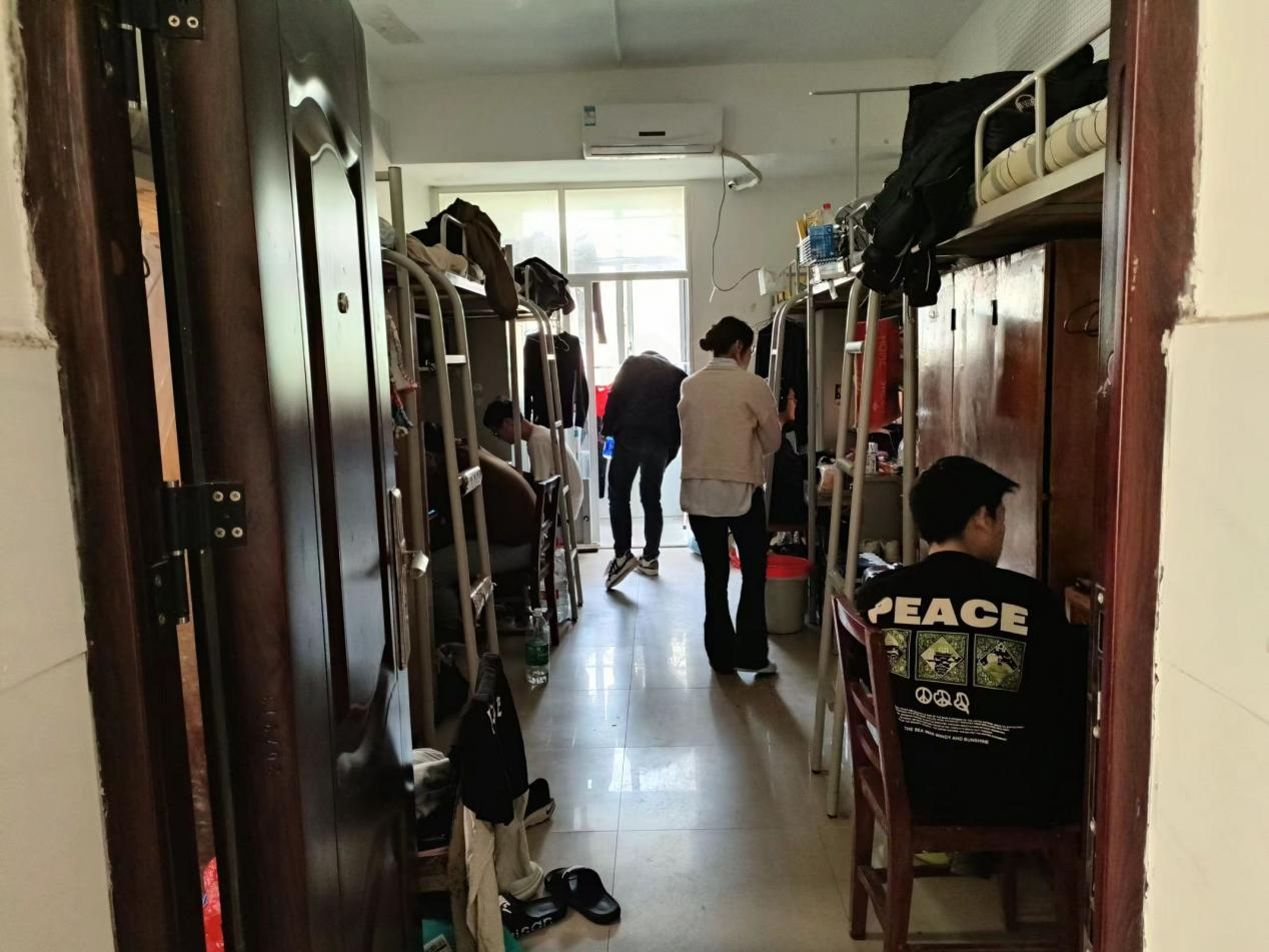 我校多部門聯(lián)合入寢開展安全檢查工作 我校多部門聯(lián)合入寢開展安全檢查工作