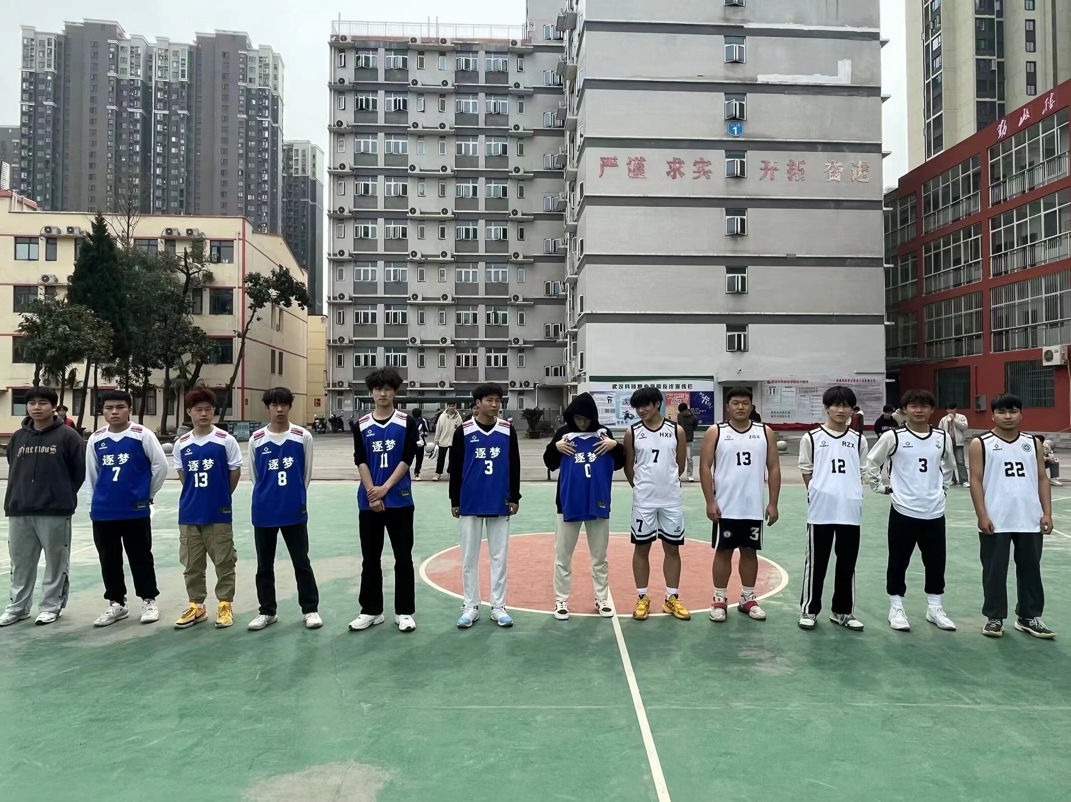 團(tuán)魂燃星空，拼搏正當(dāng)時丨新生籃球賽八強(qiáng)賽“戰(zhàn)況”速報