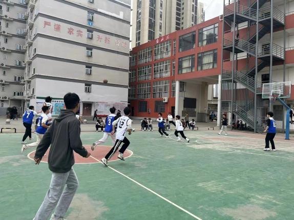 團(tuán)魂燃星空，拼搏正當(dāng)時丨新生籃球賽八強(qiáng)賽“戰(zhàn)況”速報