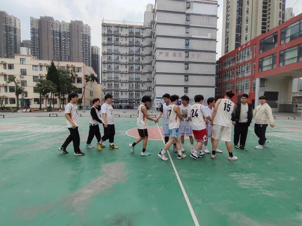 團(tuán)魂燃星空，拼搏正當(dāng)時丨新生籃球賽八強(qiáng)賽“戰(zhàn)況”速報