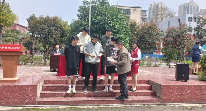 青春“籃”不住，熱血不止步 —武漢科技職業(yè)學(xué)院第十八屆“希望杯”籃球賽閉幕