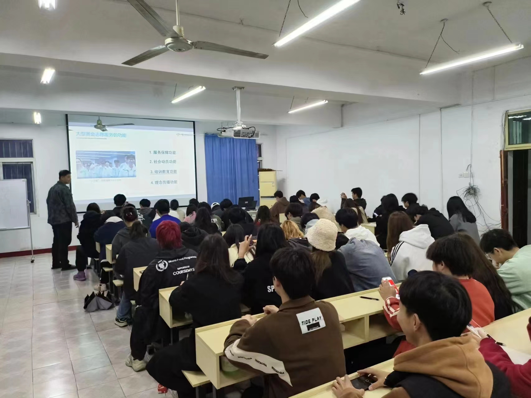 賡續(xù)雷鋒精神，爭做志愿先鋒