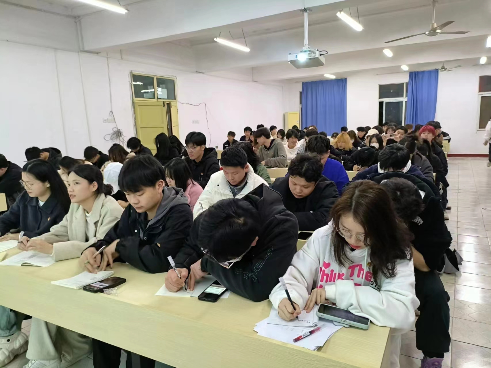 賡續(xù)雷鋒精神，爭做志愿先鋒