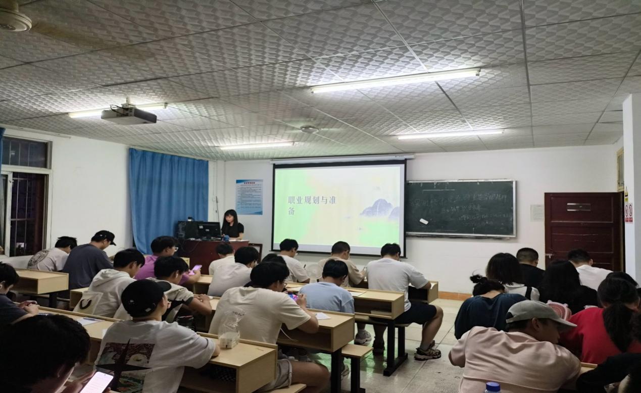 “落實(shí)習(xí)近平總書記重要寄語(yǔ)精神--匠心筑夢(mèng) 職啟未來(lái)”主題團(tuán)日活動(dòng)