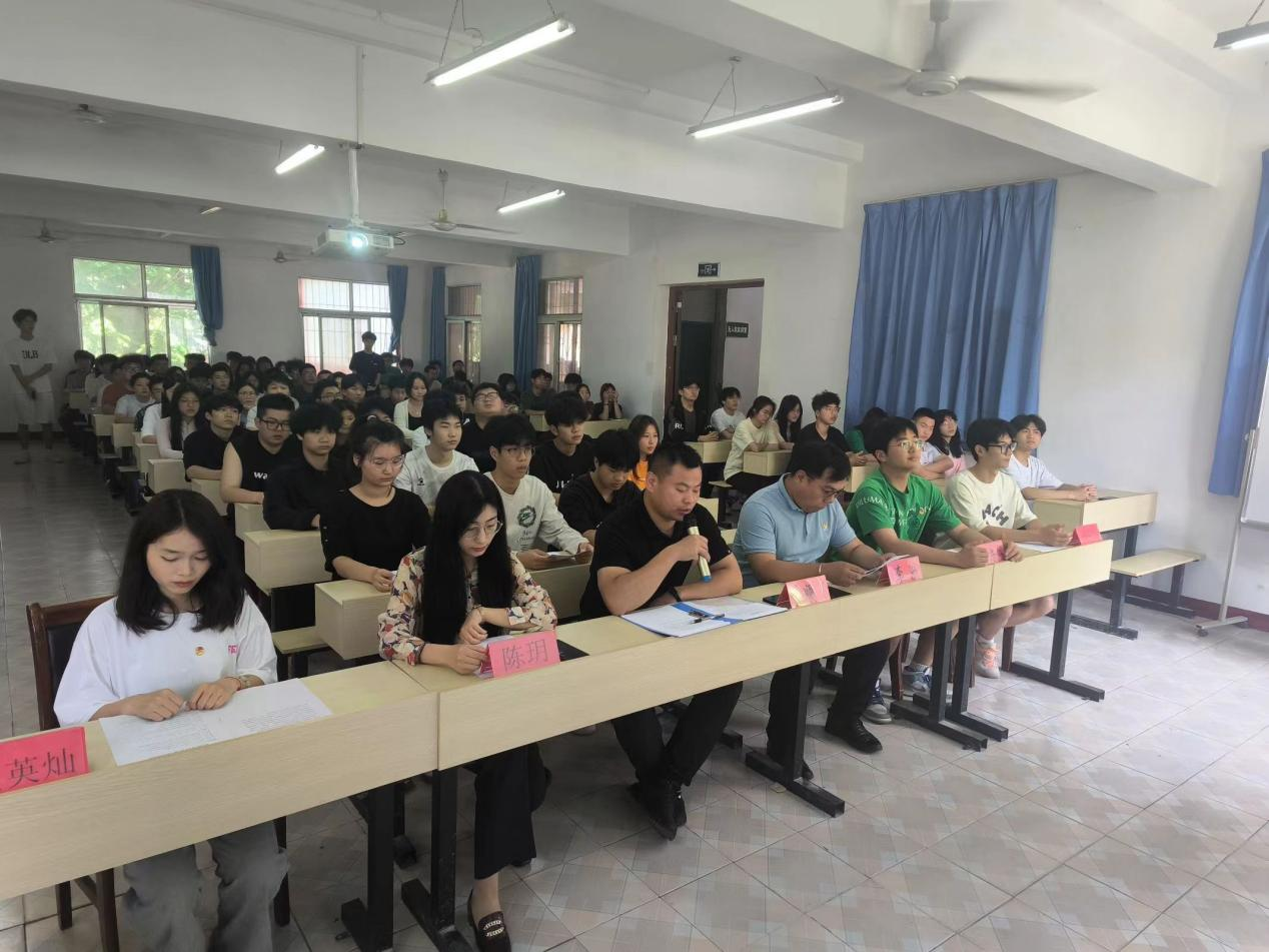 青春心向黨，奮斗新征程 ——武漢科技職業(yè)學(xué)院第五期團(tuán)課結(jié)業(yè)典禮暨入團(tuán)儀式