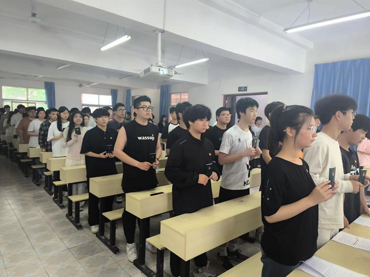 青春心向黨，奮斗新征程 ——武漢科技職業(yè)學(xué)院第五期團(tuán)課結(jié)業(yè)典禮暨入團(tuán)儀式