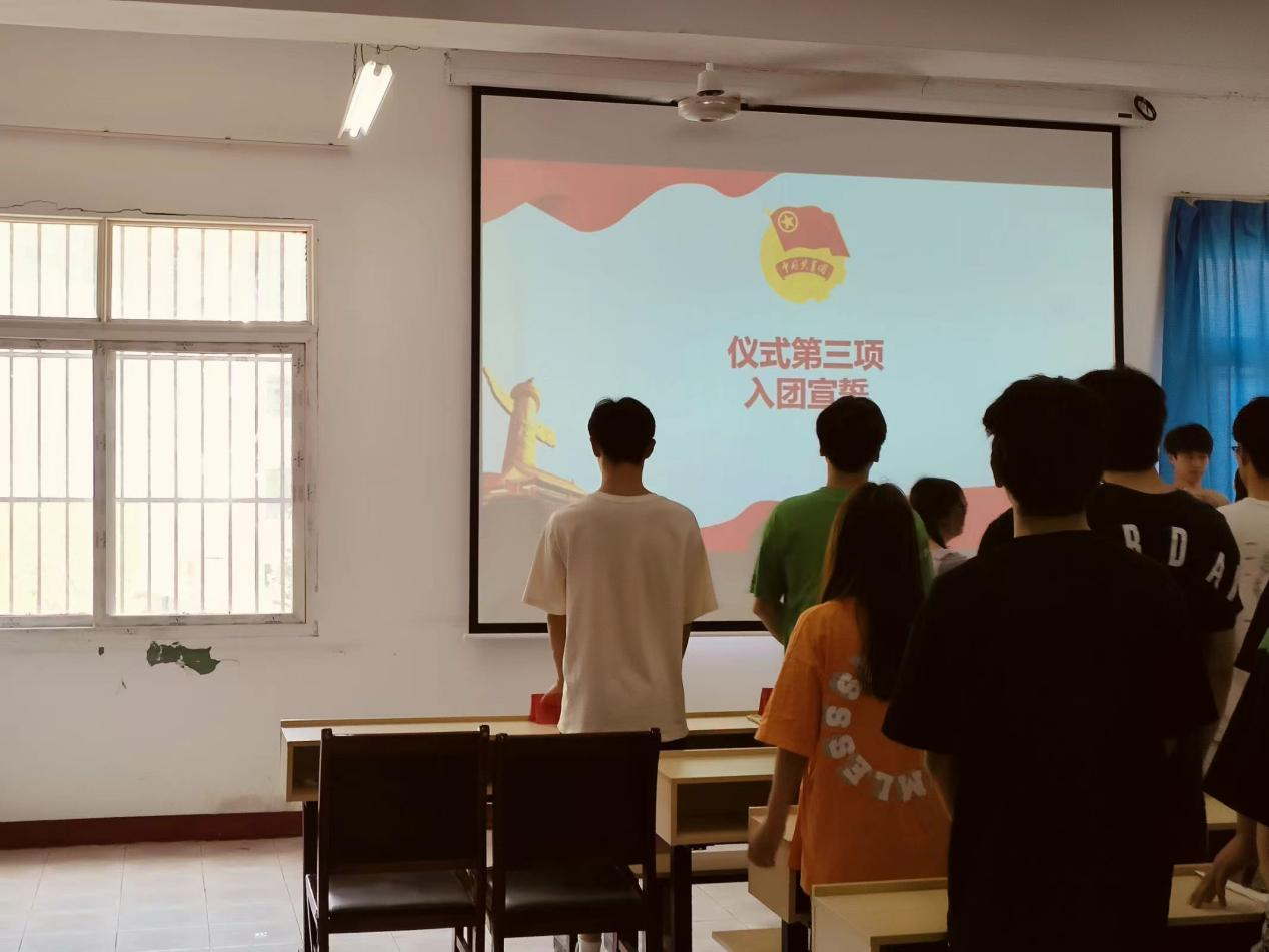 青春心向黨，奮斗新征程 ——武漢科技職業(yè)學(xué)院第五期團(tuán)課結(jié)業(yè)典禮暨入團(tuán)儀式