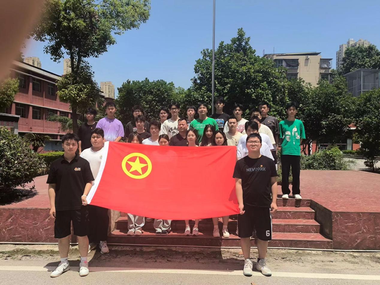 青春心向黨，奮斗新征程 ——武漢科技職業(yè)學(xué)院第五期團(tuán)課結(jié)業(yè)典禮暨入團(tuán)儀式