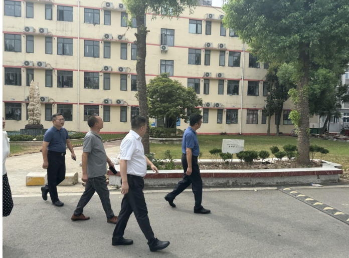 武漢市教育局領(lǐng)導(dǎo)實(shí)地指導(dǎo)我校開學(xué)迎新準(zhǔn)備工作 武漢市教育局領(lǐng)導(dǎo)實(shí)地指導(dǎo)我校開學(xué)迎新準(zhǔn)備工作