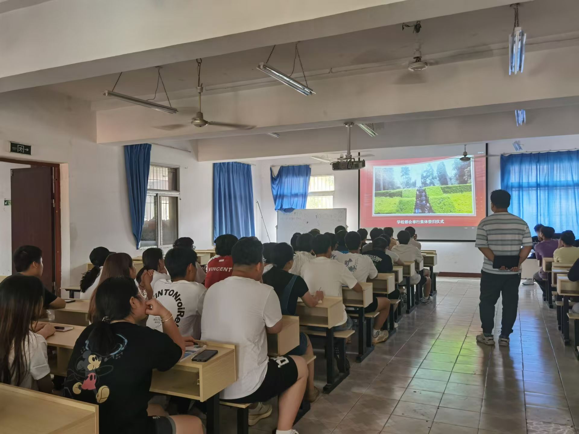 擔(dān)當(dāng)教育新使命,奮進強國新征程 ——師生共看微黨課,校園觀影暖人心 擔(dān)當(dāng)教育新使命,奮進強國新征程 ——師生共看微黨課,校園觀影暖人心