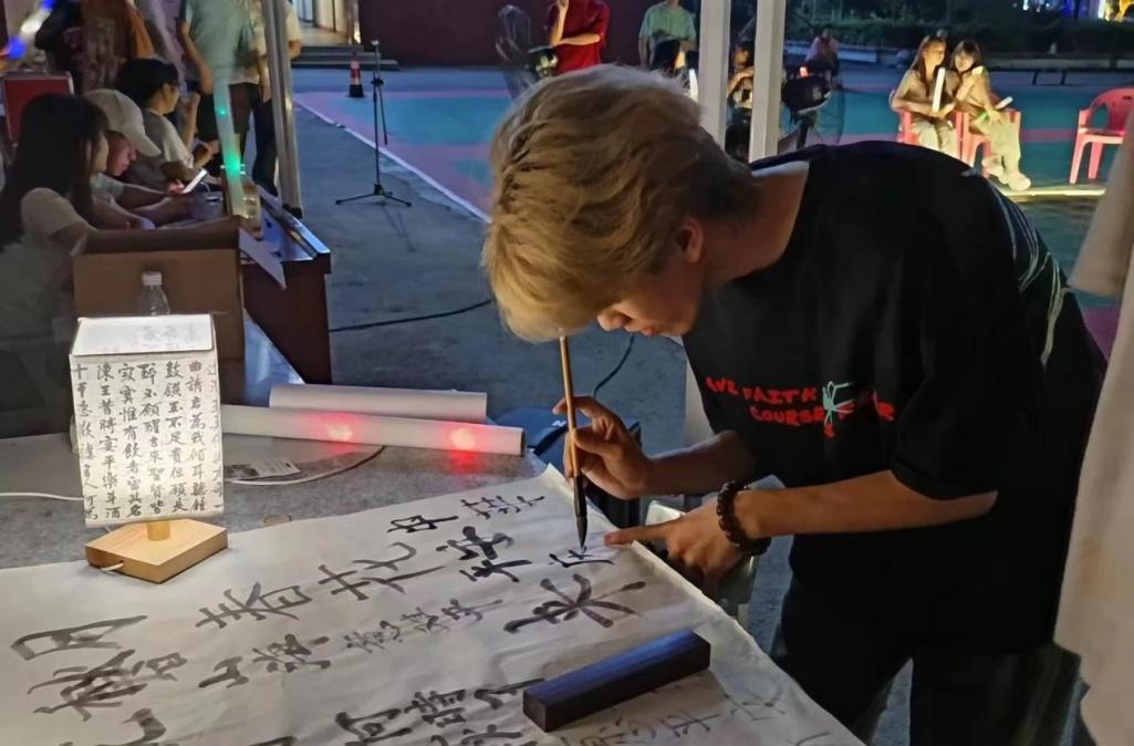 團簇星空，綻放芳華               ——武漢科技職業(yè)學(xué)院第二屆社團文化節(jié)