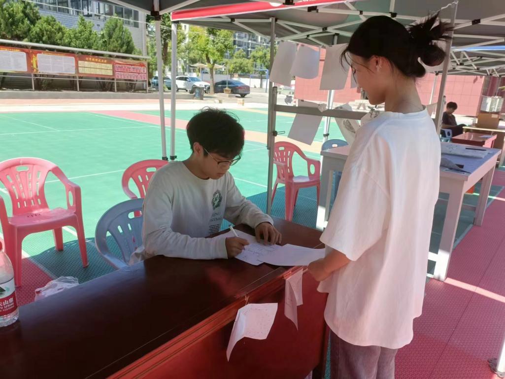 團簇星空，綻放芳華               ——武漢科技職業(yè)學(xué)院第二屆社團文化節(jié)