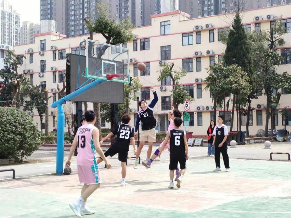 團簇星空，綻放芳華               ——武漢科技職業(yè)學(xué)院第二屆社團文化節(jié)