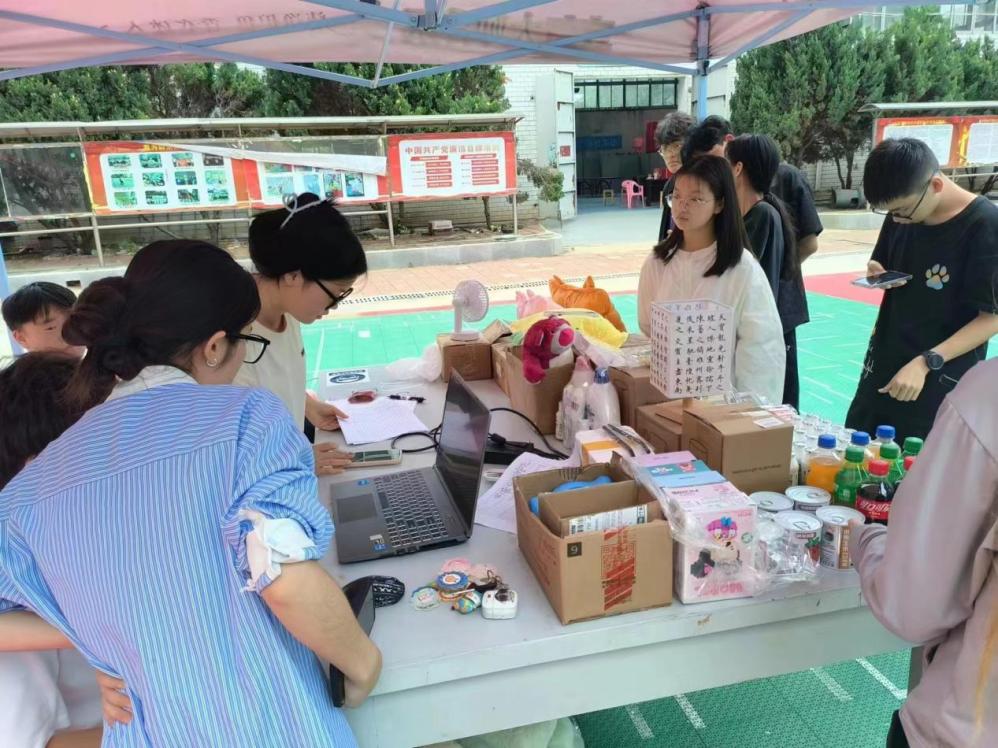 團簇星空，綻放芳華               ——武漢科技職業(yè)學(xué)院第二屆社團文化節(jié)