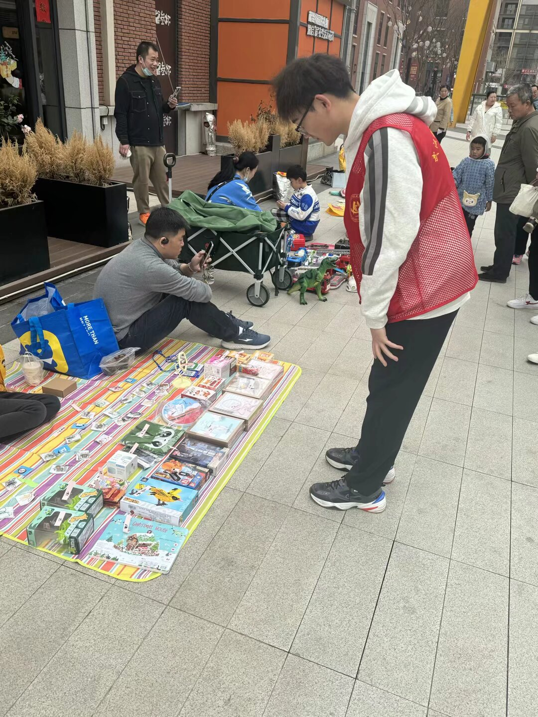 弘揚(yáng)雷鋒精神，爭做時(shí)代新人