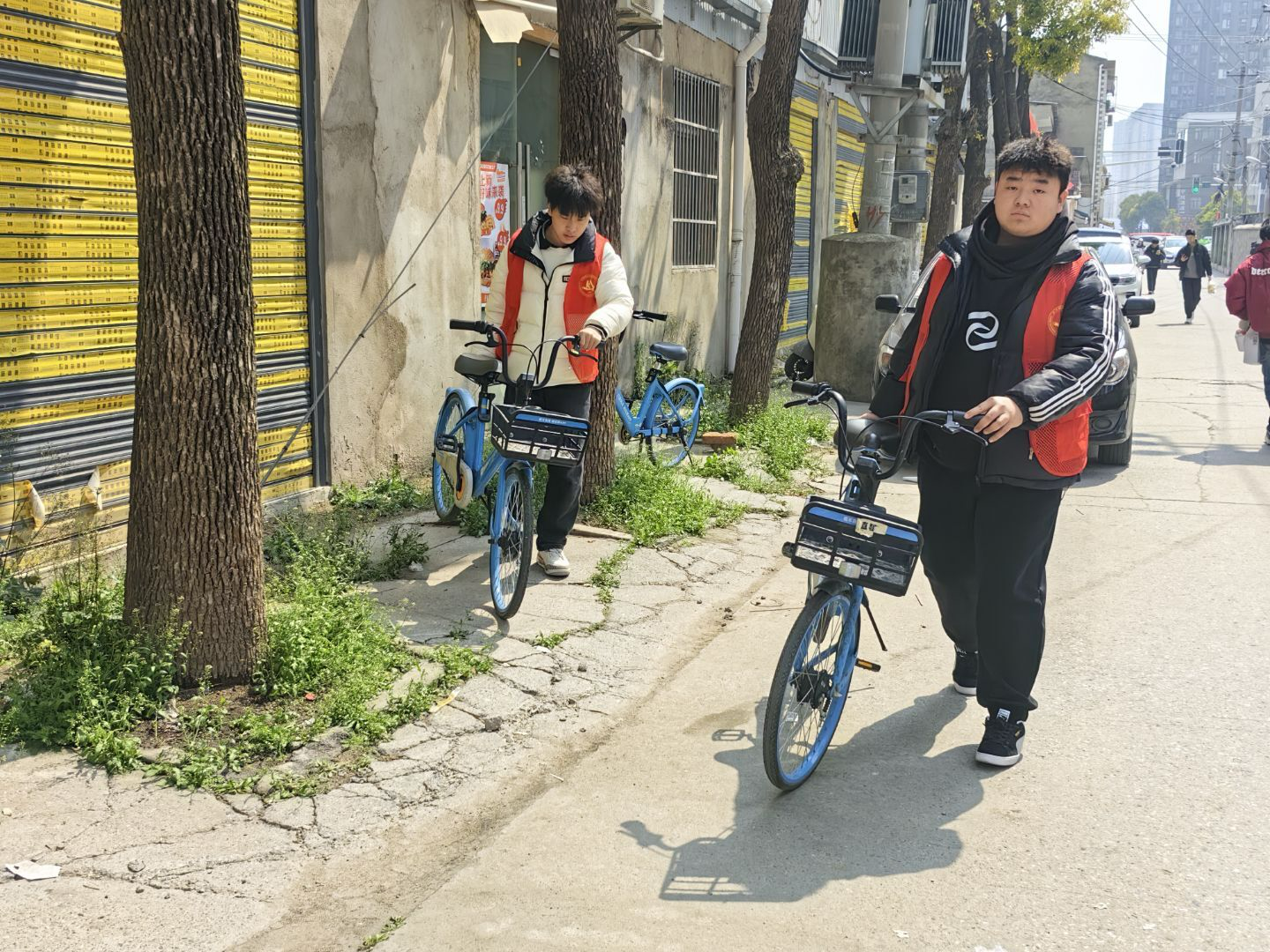 弘揚(yáng)雷鋒精神，爭做時(shí)代新人