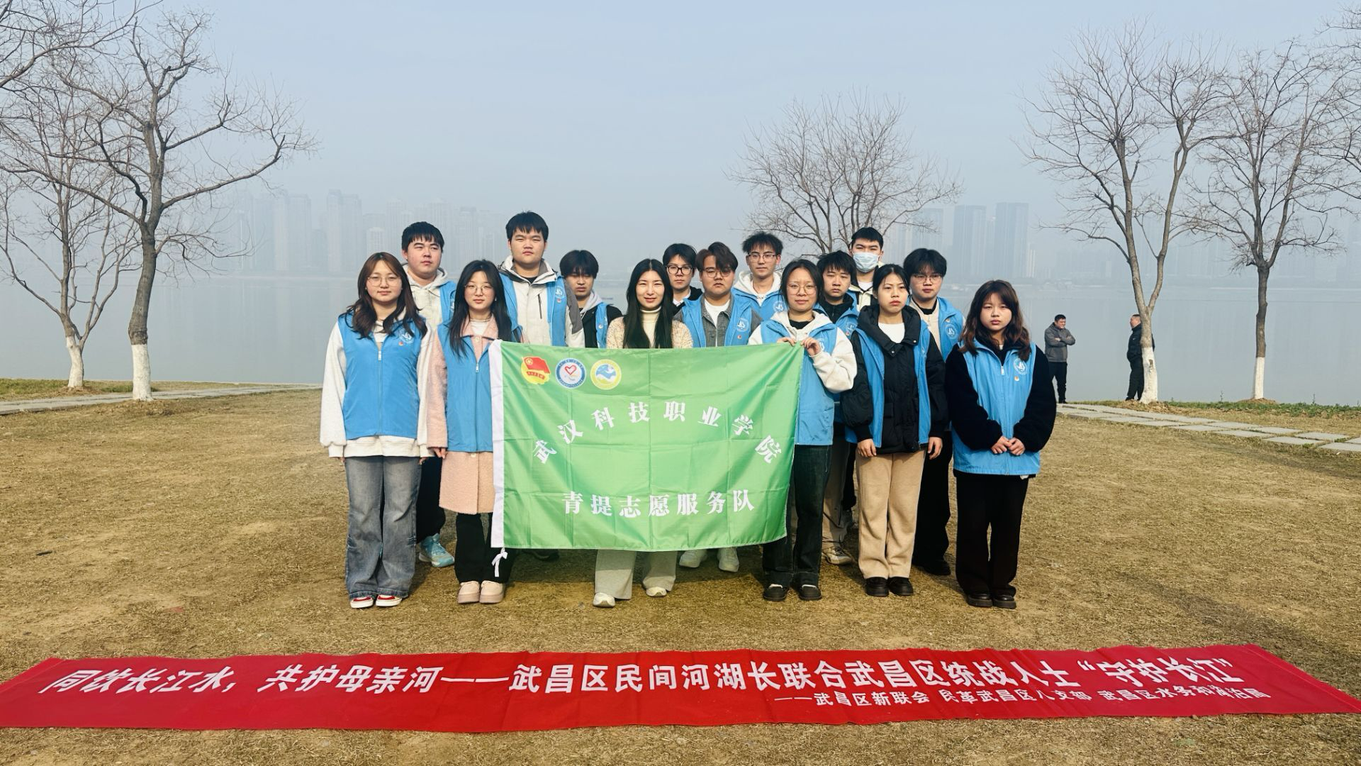 弘揚(yáng)雷鋒精神，爭做時(shí)代新人