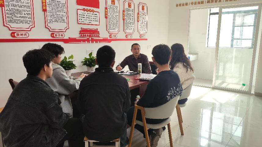 武漢科技職業(yè)學(xué)院黨委書記進學(xué)生社區(qū) 踐行中央八項規(guī)定精神