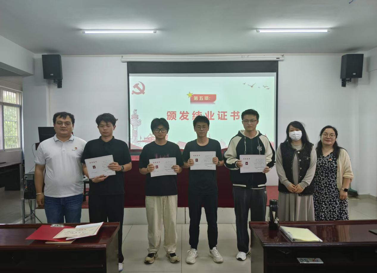 武漢科技職業(yè)學(xué)院第三十九期業(yè)余黨校結(jié)業(yè)典禮圓滿落幕，為黨輸送新生力量