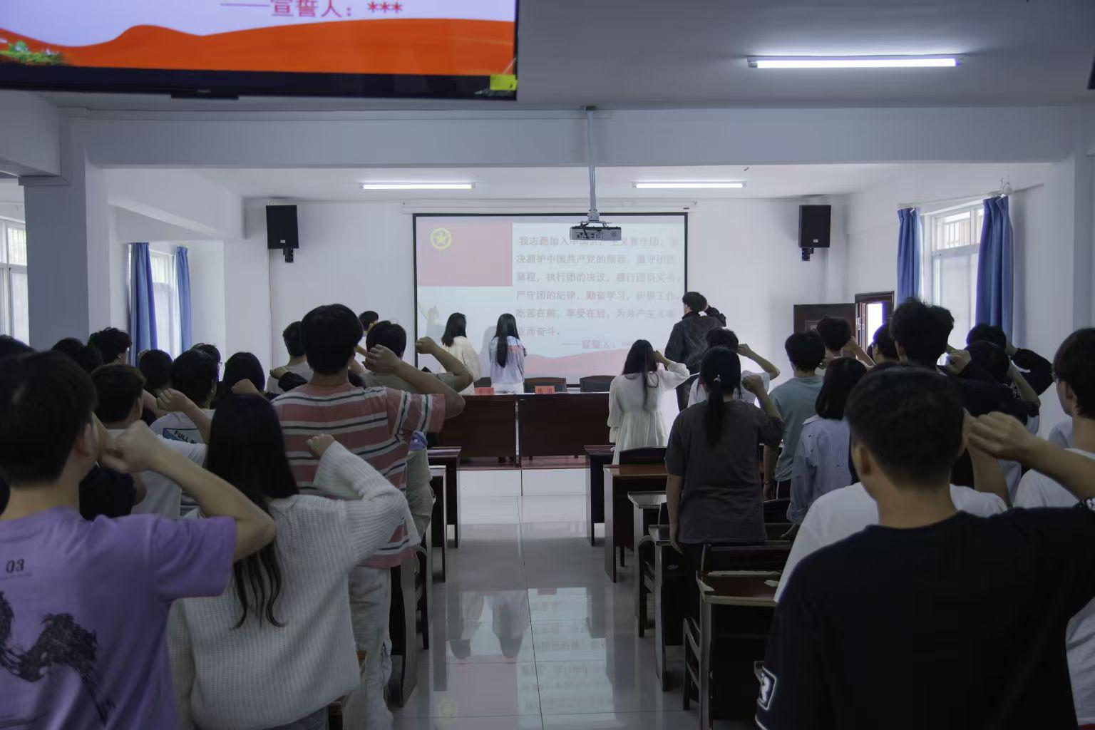 武漢科技職業(yè)學(xué)院第七期團(tuán)課結(jié)業(yè)典禮暨入團(tuán)儀式圓滿舉行 武漢科技職業(yè)學(xué)院第七期團(tuán)課結(jié)業(yè)典禮暨入團(tuán)儀式圓滿舉行