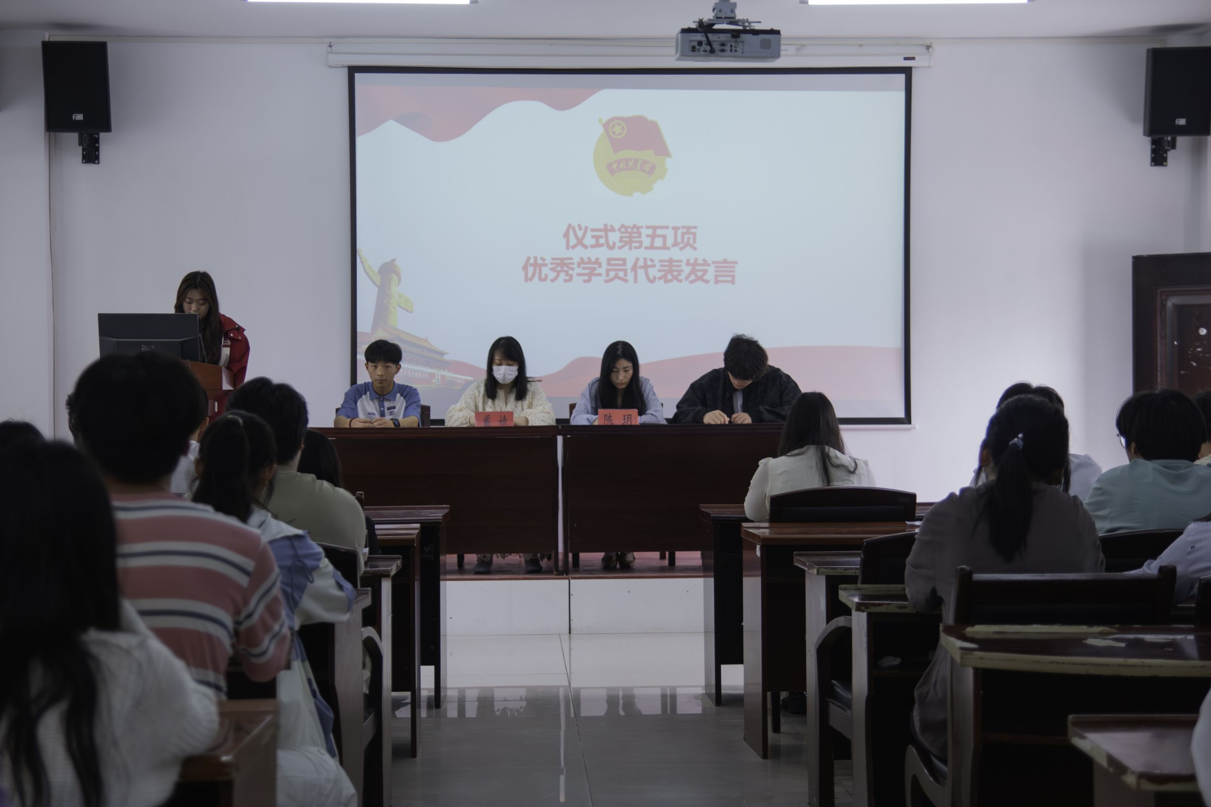 武漢科技職業(yè)學(xué)院第七期團(tuán)課結(jié)業(yè)典禮暨入團(tuán)儀式圓滿舉行 武漢科技職業(yè)學(xué)院第七期團(tuán)課結(jié)業(yè)典禮暨入團(tuán)儀式圓滿舉行