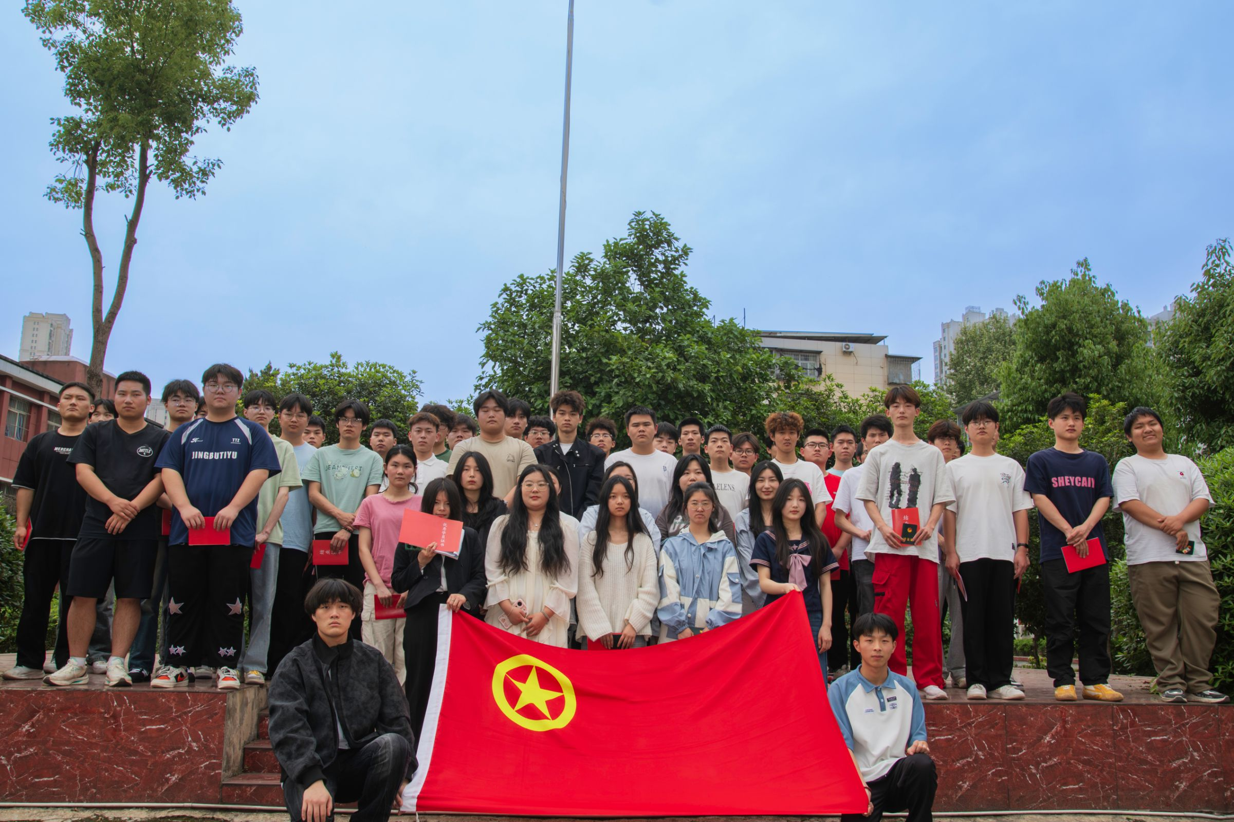 武漢科技職業(yè)學(xué)院第七期團(tuán)課結(jié)業(yè)典禮暨入團(tuán)儀式圓滿舉行 武漢科技職業(yè)學(xué)院第七期團(tuán)課結(jié)業(yè)典禮暨入團(tuán)儀式圓滿舉行