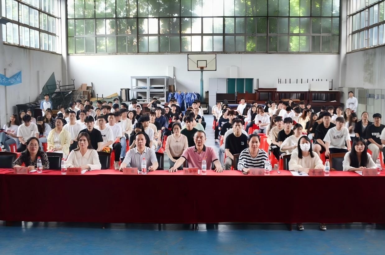 以青春之名，赴時代之約 ——武漢科技職業(yè)學(xué)院2024-2025學(xué)年“五四”表彰大會暨文藝匯演隆重舉辦