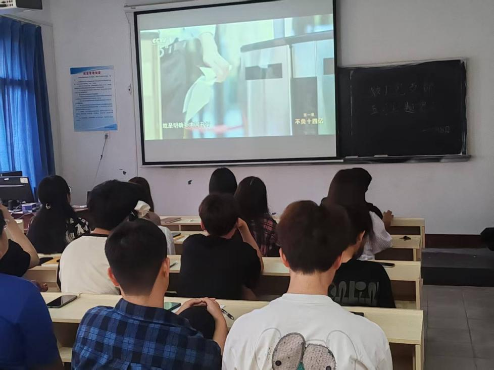 以八項(xiàng)規(guī)定為筆，繪作風(fēng)建設(shè)新卷