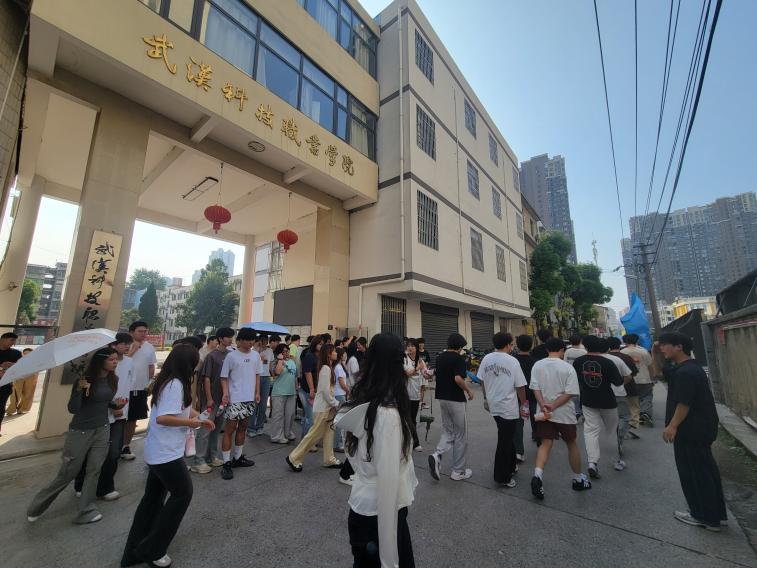 尋跡百年武九,解碼匠心傳承——我院開展四美塘文化公園沉浸式實踐活動 尋跡百年武九,解碼匠心傳承——我院開展四美塘文化公園沉浸式實踐活動