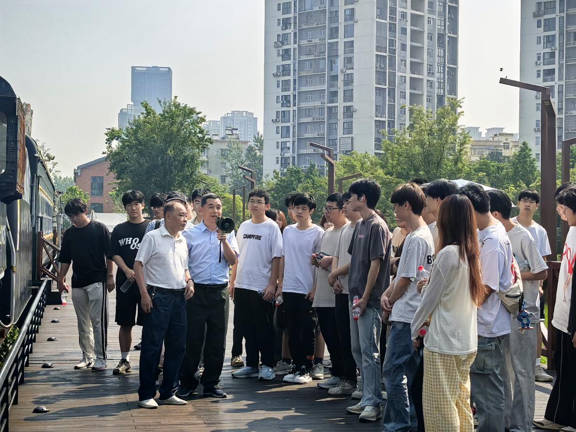 尋跡百年武九,解碼匠心傳承——我院開展四美塘文化公園沉浸式實踐活動 尋跡百年武九,解碼匠心傳承——我院開展四美塘文化公園沉浸式實踐活動