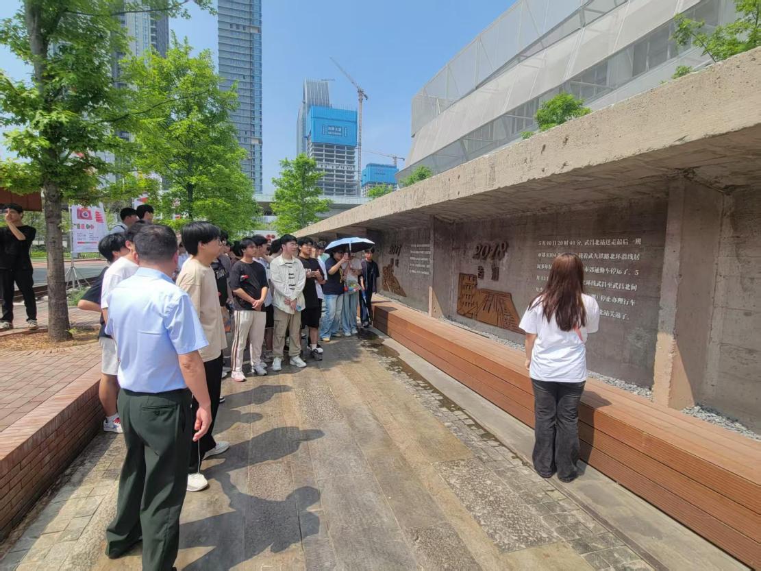 尋跡百年武九,解碼匠心傳承——我院開展四美塘文化公園沉浸式實踐活動 尋跡百年武九,解碼匠心傳承——我院開展四美塘文化公園沉浸式實踐活動